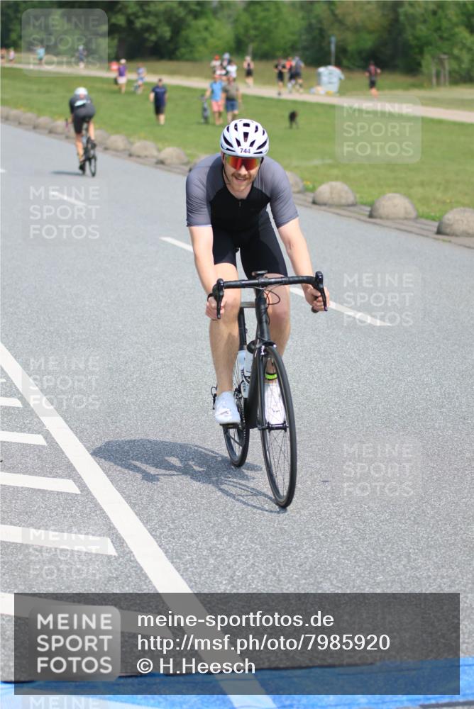 21.06.2025 - 27. Vierlanden-Triathlon H.Heesch http://msf.ph/oto/7985920 15.06.2025 11:32:56 Radfahren 650, 744, 771 meine-sportfotos.de