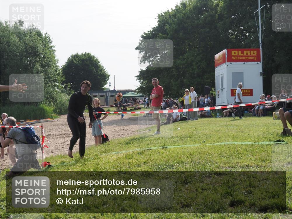 15.06.2025 - 27. Vierlanden-Triathlon KatJ http://msf.ph/oto/7985958 15.06.2025 09:00:43 Schwimmen 58 meine-sportfotos.de