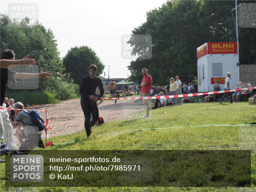 15.06.2025 - 27. Vierlanden-Triathlon KatJ http://msf.ph/oto/7985971 15.06.2025 09:00:44 Schwimmen 58 meine-sportfotos.de