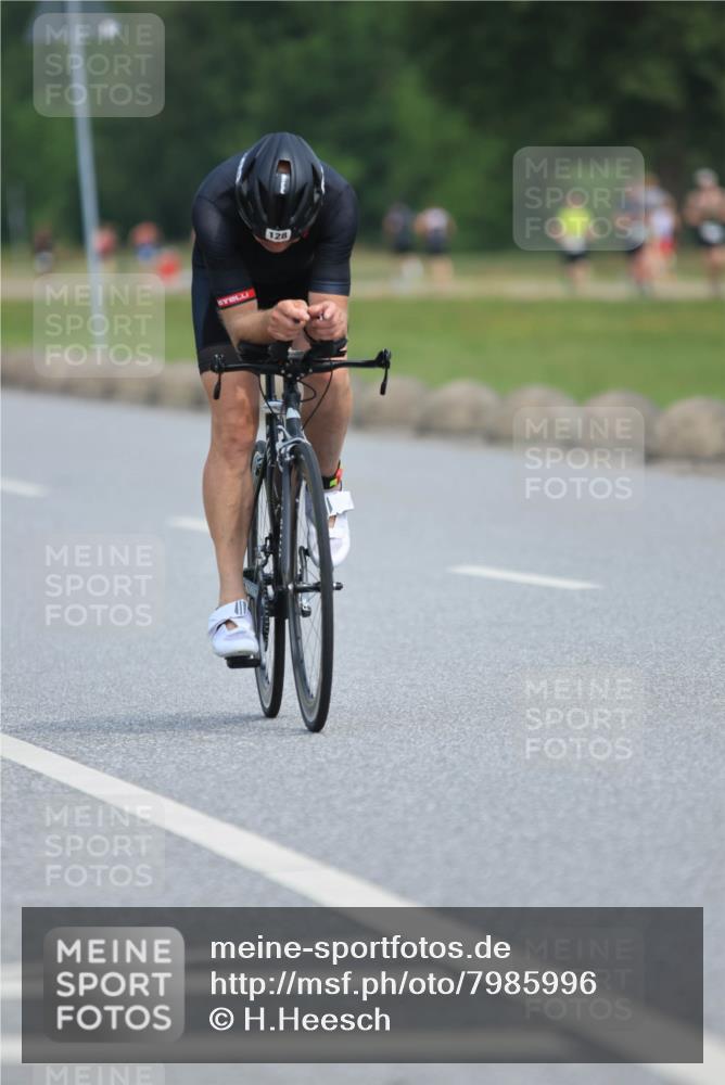 15.06.2025 - 27. Vierlanden-Triathlon H.Heesch http://msf.ph/oto/7985996 15.06.2025 11:06:30 Radfahren 5, 128, 774 meine-sportfotos.de