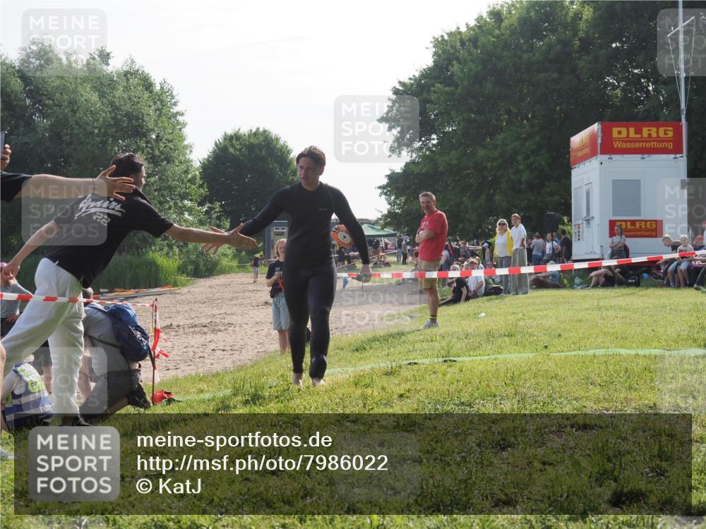 15.06.2025 - 27. Vierlanden-Triathlon KatJ http://msf.ph/oto/7986022 15.06.2025 09:00:45 Schwimmen 58 meine-sportfotos.de