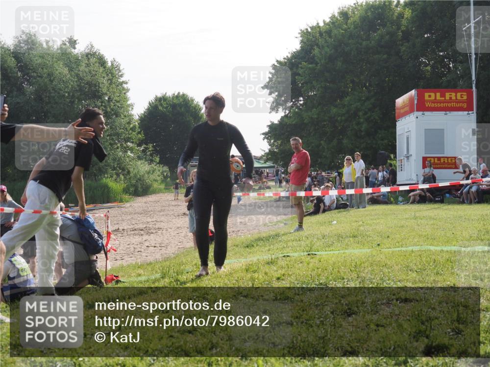 15.06.2025 - 27. Vierlanden-Triathlon KatJ http://msf.ph/oto/7986042 15.06.2025 09:00:46 Schwimmen 58 meine-sportfotos.de