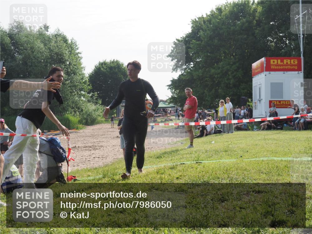 15.06.2025 - 27. Vierlanden-Triathlon KatJ http://msf.ph/oto/7986050 15.06.2025 09:00:46 Schwimmen 58 meine-sportfotos.de