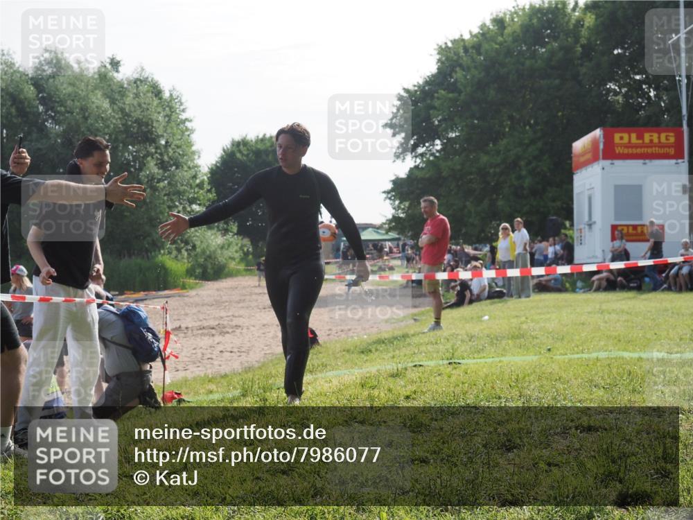 15.06.2025 - 27. Vierlanden-Triathlon KatJ http://msf.ph/oto/7986077 15.06.2025 09:00:46 Schwimmen 58 meine-sportfotos.de