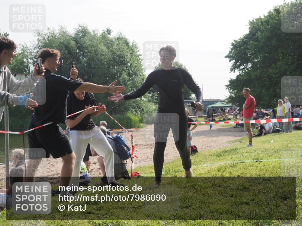 15.06.2025 - 27. Vierlanden-Triathlon KatJ http://msf.ph/oto/7986090 15.06.2025 09:00:47 Schwimmen 58 meine-sportfotos.de