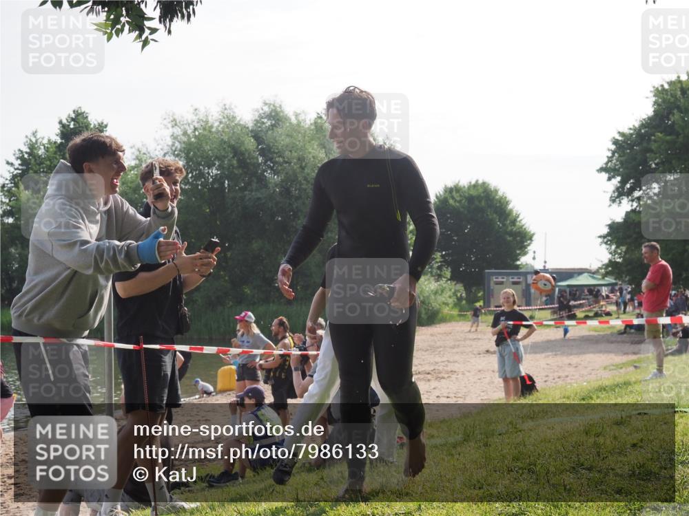 15.06.2025 - 27. Vierlanden-Triathlon KatJ http://msf.ph/oto/7986133 15.06.2025 09:00:48 Schwimmen 58, 217 meine-sportfotos.de