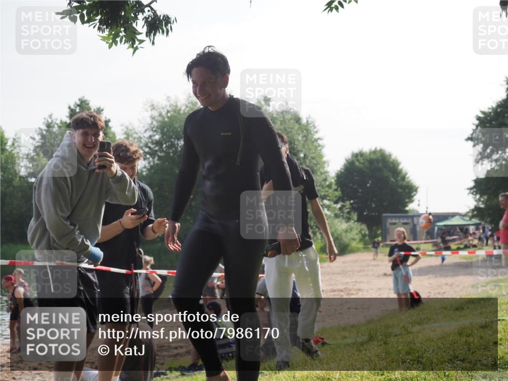 15.06.2025 - 27. Vierlanden-Triathlon KatJ http://msf.ph/oto/7986170 15.06.2025 09:00:48 Schwimmen 58, 217 meine-sportfotos.de