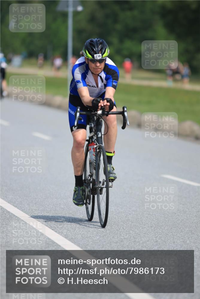 21.06.2025 - 27. Vierlanden-Triathlon H.Heesch http://msf.ph/oto/7986173 15.06.2025 11:33:47 Radfahren 238, 241, 661, 692 meine-sportfotos.de