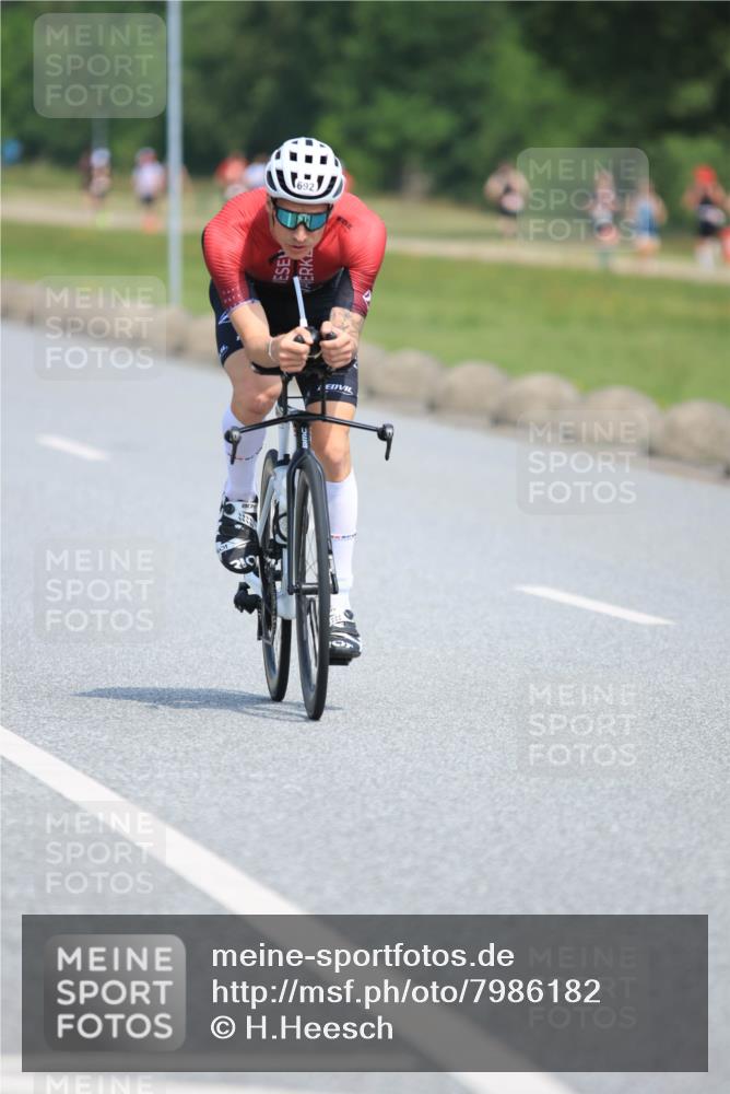 21.06.2025 - 27. Vierlanden-Triathlon H.Heesch http://msf.ph/oto/7986182 15.06.2025 11:33:49 Radfahren 238, 241, 661, 692 meine-sportfotos.de