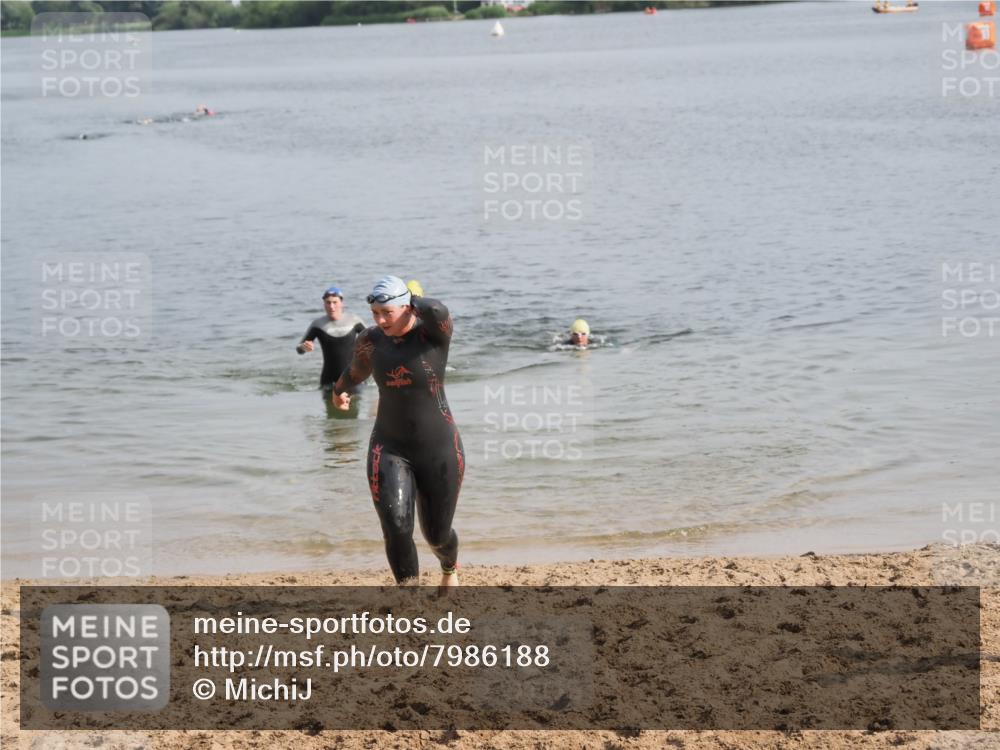 21.06.2025 - 27. Vierlanden-Triathlon MichiJ http://msf.ph/oto/7986188 15.06.2026 09:11:51 Schwimmen 229, 245 meine-sportfotos.de