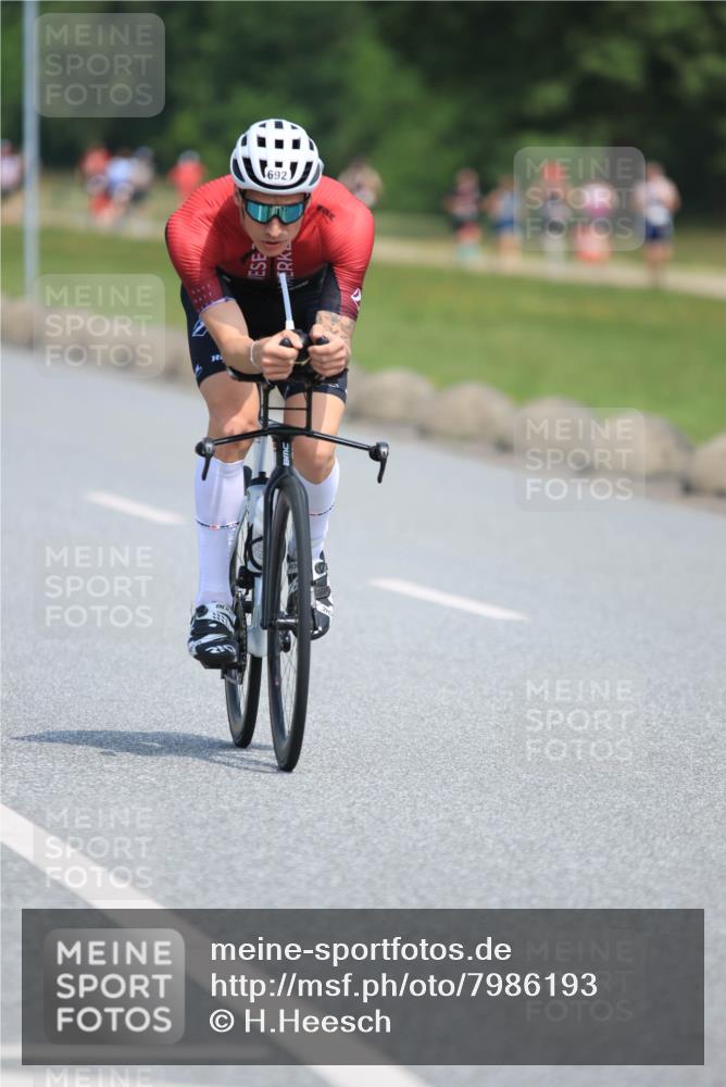 21.06.2025 - 27. Vierlanden-Triathlon H.Heesch http://msf.ph/oto/7986193 15.06.2025 11:33:49 Radfahren 238, 241, 661, 692 meine-sportfotos.de