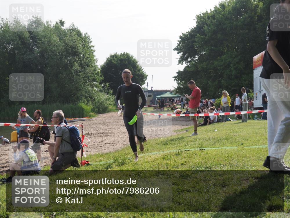 15.06.2025 - 27. Vierlanden-Triathlon KatJ http://msf.ph/oto/7986206 15.06.2025 09:00:54 Schwimmen 217 meine-sportfotos.de