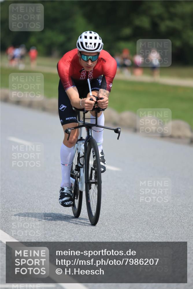 21.06.2025 - 27. Vierlanden-Triathlon H.Heesch http://msf.ph/oto/7986207 15.06.2025 11:33:50 Radfahren 238, 241, 661, 692 meine-sportfotos.de