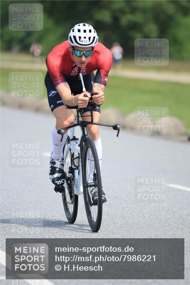 21.06.2025 - 27. Vierlanden-Triathlon H.Heesch http://msf.ph/oto/7986221 15.06.2025 11:33:50 Radfahren 238, 241, 661, 692 meine-sportfotos.de