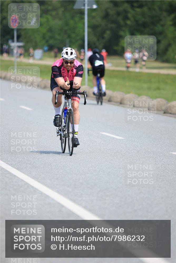 21.06.2025 - 27. Vierlanden-Triathlon H.Heesch http://msf.ph/oto/7986232 15.06.2025 11:33:54 Radfahren 221, 241, 692 meine-sportfotos.de