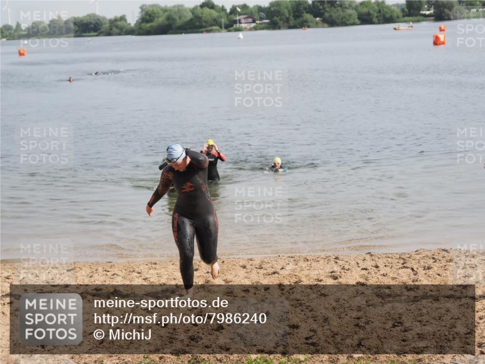 21.06.2025 - 27. Vierlanden-Triathlon MichiJ http://msf.ph/oto/7986240 15.06.2026 09:11:51 Schwimmen 229, 245 meine-sportfotos.de