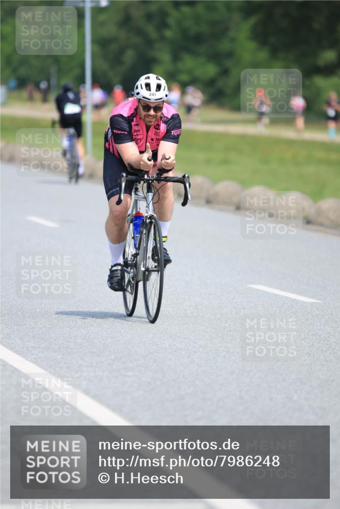 21.06.2025 - 27. Vierlanden-Triathlon H.Heesch http://msf.ph/oto/7986248 15.06.2025 11:33:54 Radfahren 221, 241, 692 meine-sportfotos.de