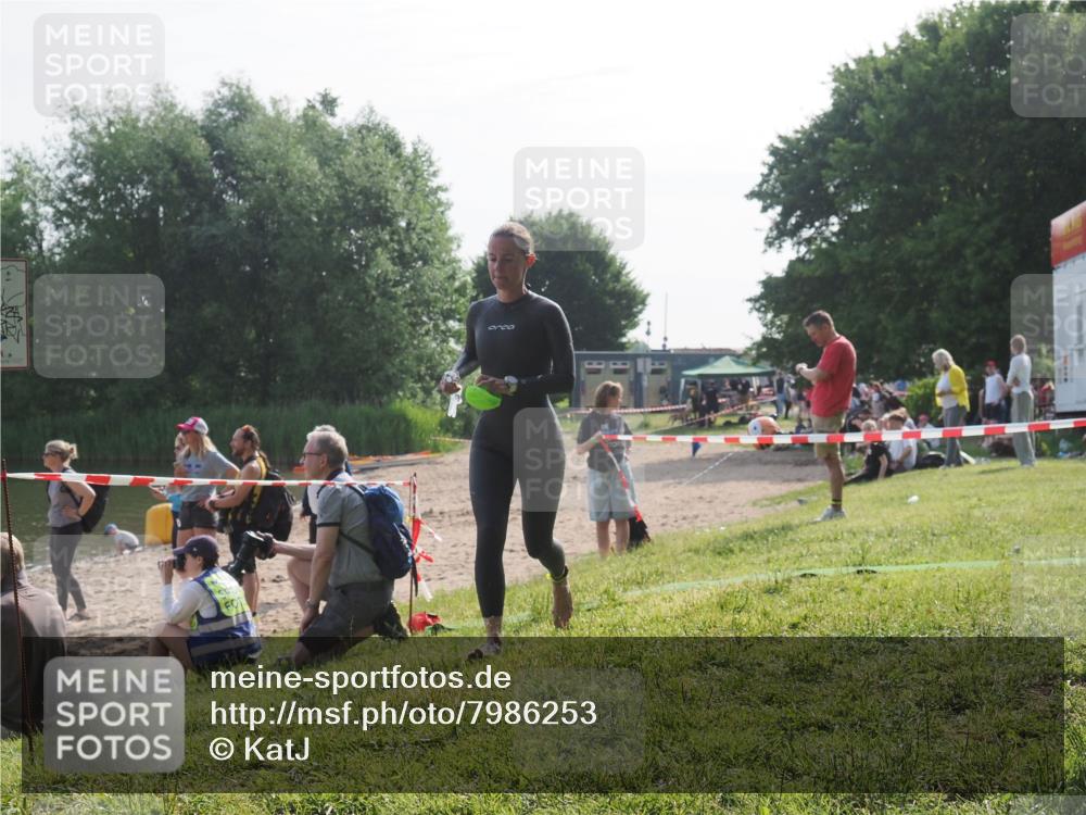 15.06.2025 - 27. Vierlanden-Triathlon KatJ http://msf.ph/oto/7986253 15.06.2025 09:00:55 Schwimmen 217 meine-sportfotos.de