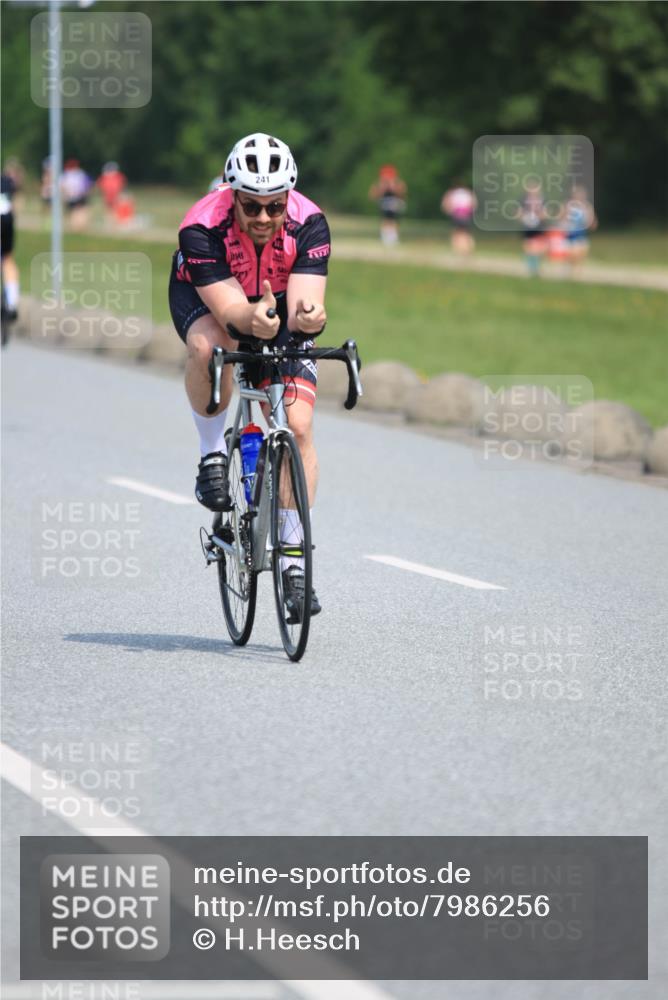 21.06.2025 - 27. Vierlanden-Triathlon H.Heesch http://msf.ph/oto/7986256 15.06.2025 11:33:55 Radfahren 221, 241 meine-sportfotos.de