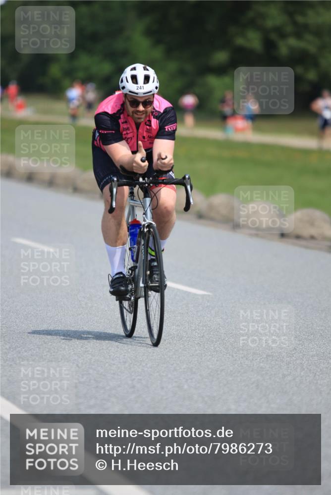 21.06.2025 - 27. Vierlanden-Triathlon H.Heesch http://msf.ph/oto/7986273 15.06.2025 11:33:55 Radfahren 221, 241 meine-sportfotos.de