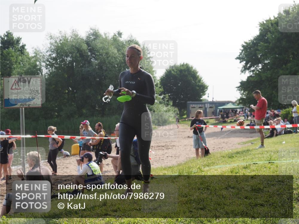 15.06.2025 - 27. Vierlanden-Triathlon KatJ http://msf.ph/oto/7986279 15.06.2025 09:00:55 Schwimmen 217 meine-sportfotos.de