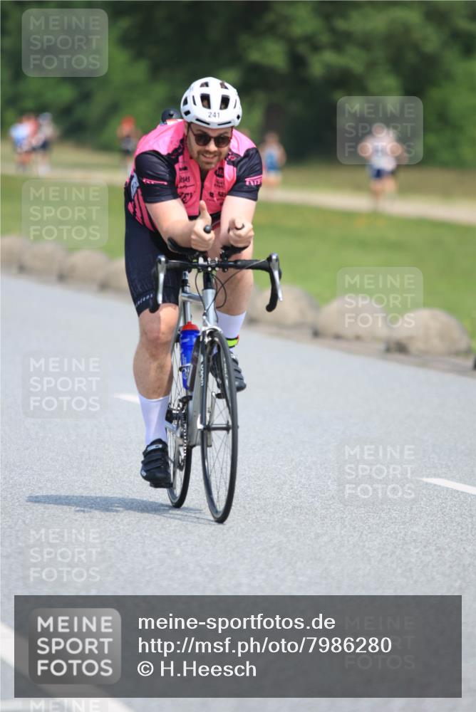 21.06.2025 - 27. Vierlanden-Triathlon H.Heesch http://msf.ph/oto/7986280 15.06.2025 11:33:55 Radfahren 221, 241 meine-sportfotos.de