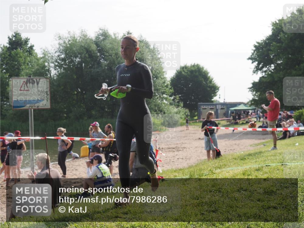 15.06.2025 - 27. Vierlanden-Triathlon KatJ http://msf.ph/oto/7986286 15.06.2025 09:00:56 Schwimmen 217 meine-sportfotos.de