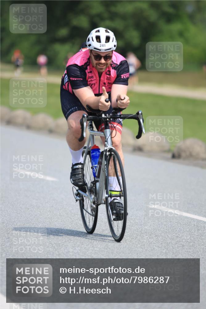 21.06.2025 - 27. Vierlanden-Triathlon H.Heesch http://msf.ph/oto/7986287 15.06.2025 11:33:55 Radfahren 221, 241 meine-sportfotos.de