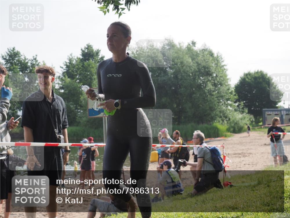 15.06.2025 - 27. Vierlanden-Triathlon KatJ http://msf.ph/oto/7986313 15.06.2025 09:00:56 Schwimmen 217 meine-sportfotos.de