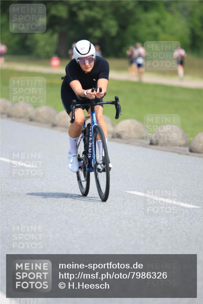 21.06.2025 - 27. Vierlanden-Triathlon H.Heesch http://msf.ph/oto/7986326 15.06.2025 11:33:59 Radfahren 221, 241 meine-sportfotos.de