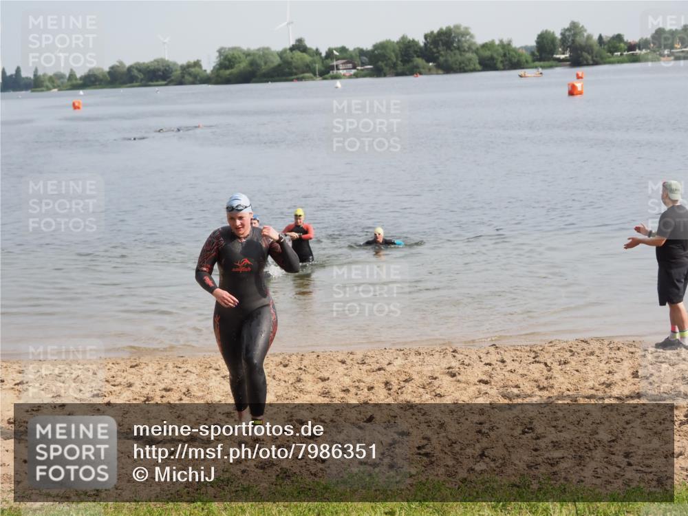 21.06.2025 - 27. Vierlanden-Triathlon MichiJ http://msf.ph/oto/7986351 15.06.2026 09:11:52 Schwimmen 229, 245 meine-sportfotos.de
