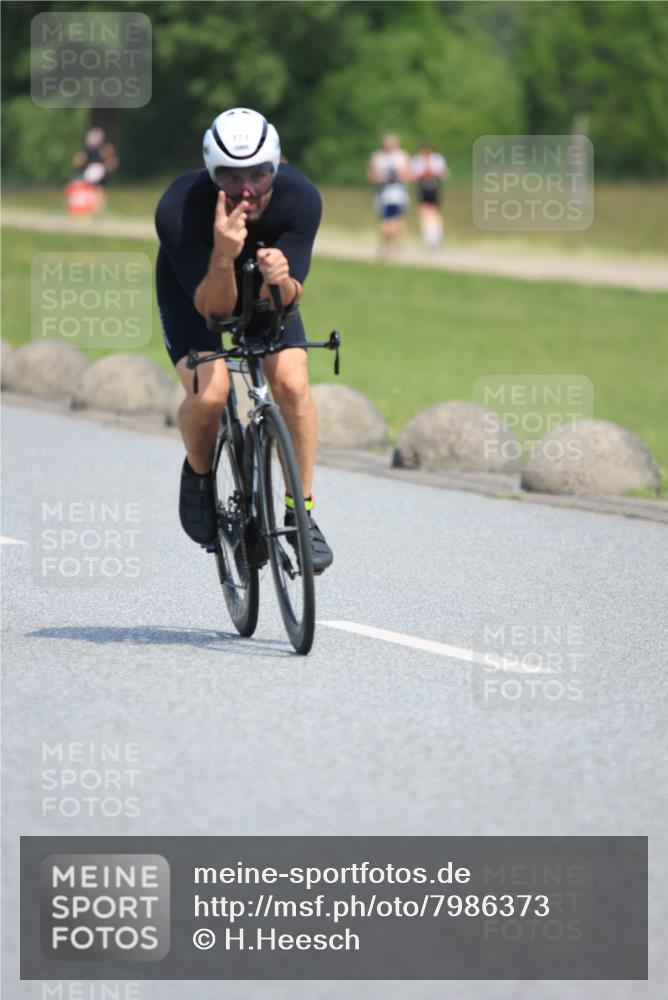 21.06.2025 - 27. Vierlanden-Triathlon H.Heesch http://msf.ph/oto/7986373 15.06.2025 11:34:01 Radfahren 221, 654, 711 meine-sportfotos.de