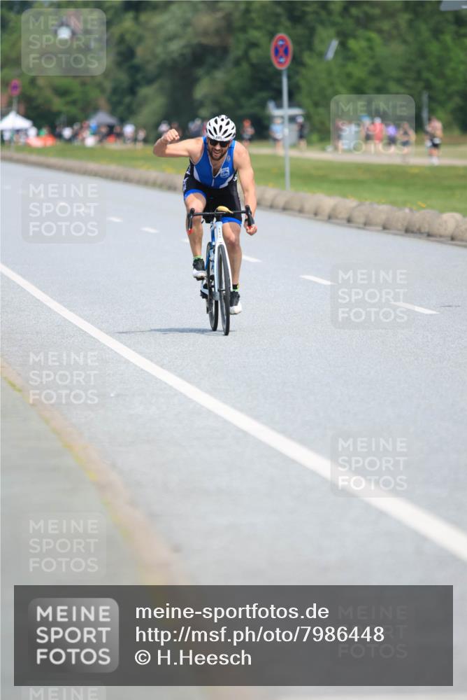 21.06.2025 - 27. Vierlanden-Triathlon H.Heesch http://msf.ph/oto/7986448 15.06.2025 11:34:11 Radfahren 654, 685, 711, 806 meine-sportfotos.de