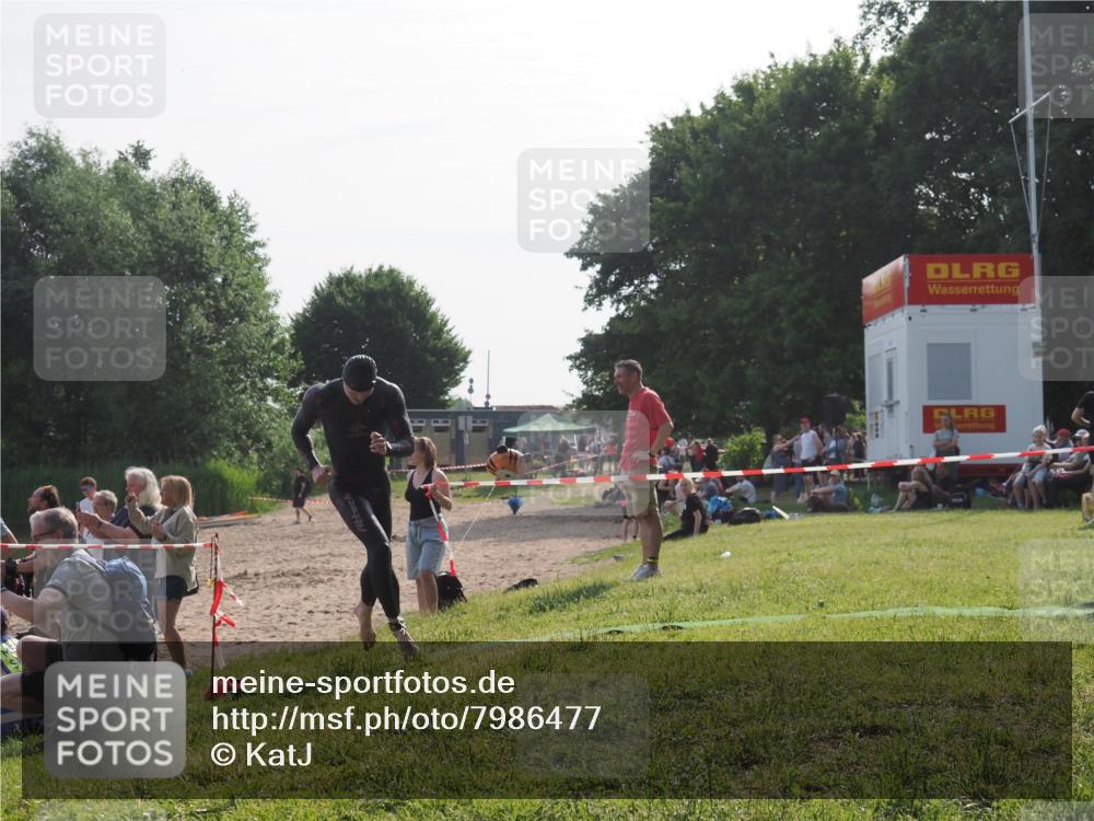 15.06.2025 - 27. Vierlanden-Triathlon KatJ http://msf.ph/oto/7986477 15.06.2025 09:01:50 Schwimmen 206, 242 meine-sportfotos.de