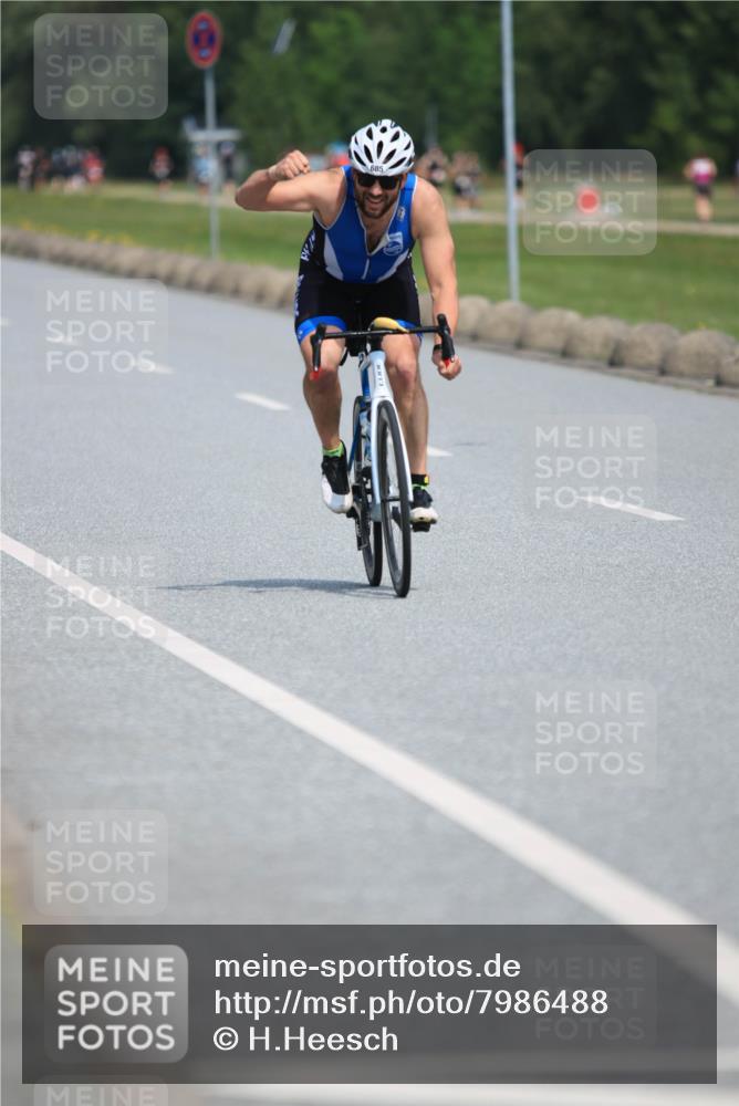21.06.2025 - 27. Vierlanden-Triathlon H.Heesch http://msf.ph/oto/7986488 15.06.2025 11:34:12 Radfahren 654, 685, 711, 806 meine-sportfotos.de
