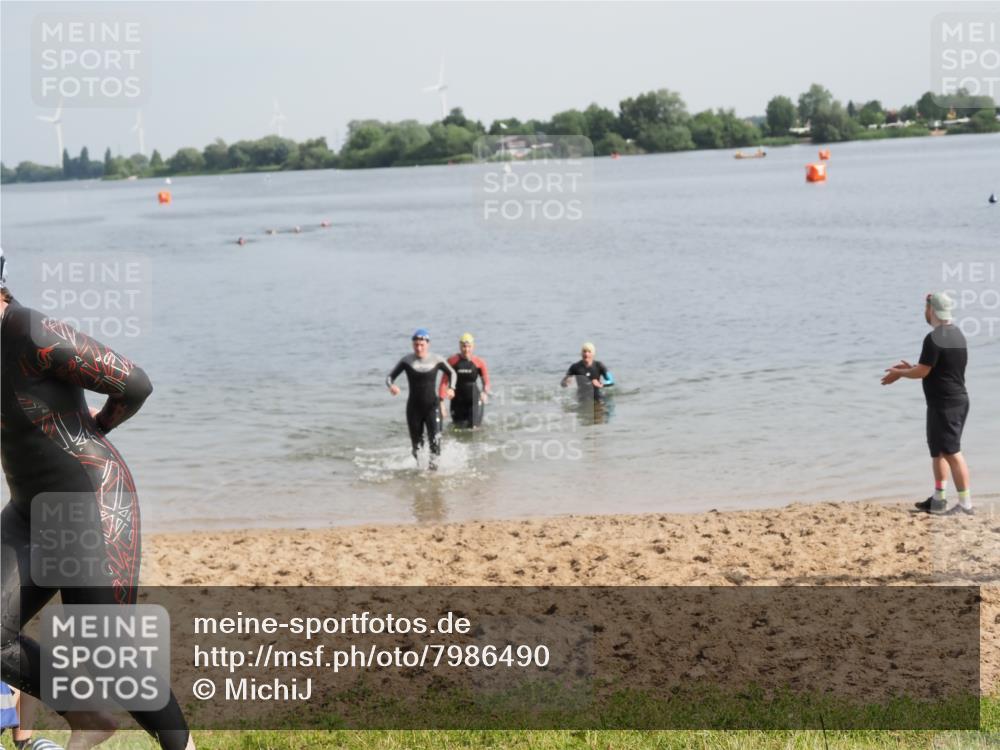 21.06.2025 - 27. Vierlanden-Triathlon MichiJ http://msf.ph/oto/7986490 15.06.2026 09:11:55 Schwimmen 215, 229, 245 meine-sportfotos.de