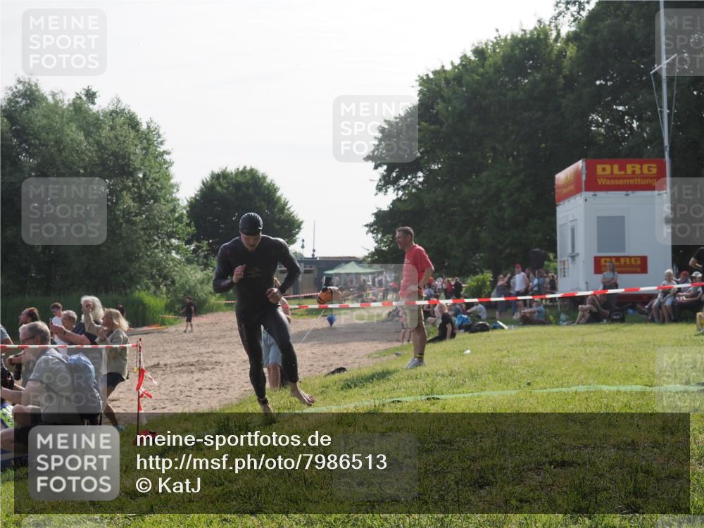 15.06.2025 - 27. Vierlanden-Triathlon KatJ http://msf.ph/oto/7986513 15.06.2025 09:01:50 Schwimmen 206, 242 meine-sportfotos.de