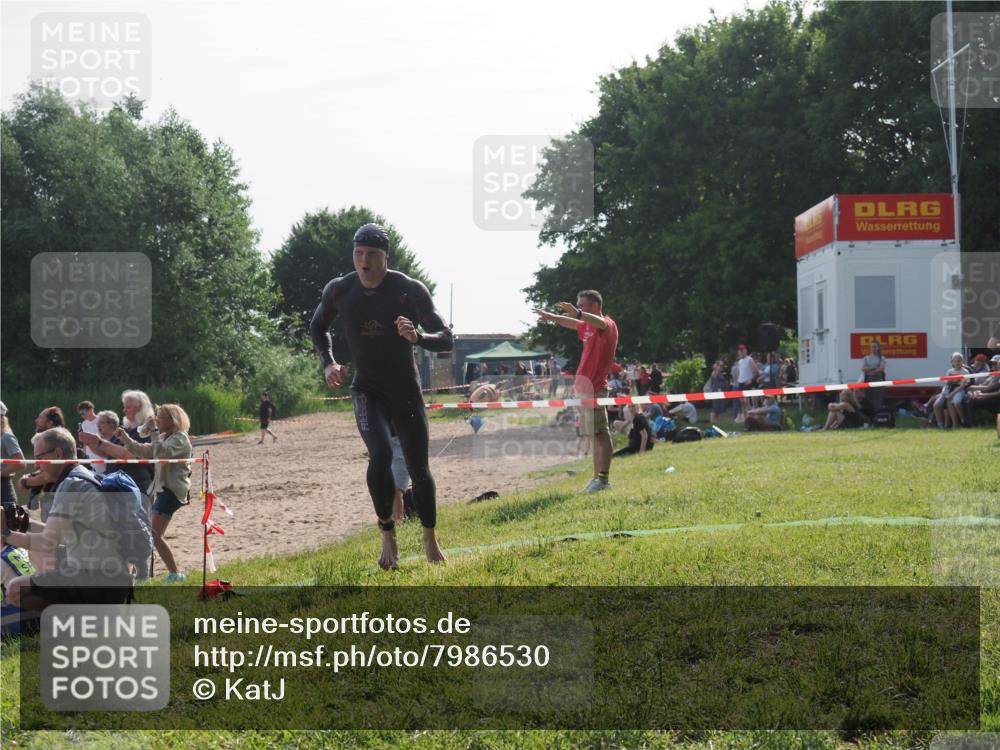 15.06.2025 - 27. Vierlanden-Triathlon KatJ http://msf.ph/oto/7986530 15.06.2025 09:01:50 Schwimmen 206, 242 meine-sportfotos.de