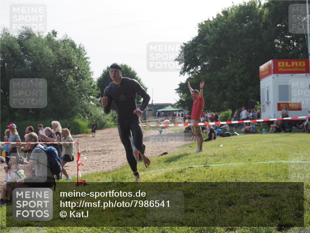 15.06.2025 - 27. Vierlanden-Triathlon KatJ http://msf.ph/oto/7986541 15.06.2025 09:01:51 Schwimmen 206, 242 meine-sportfotos.de