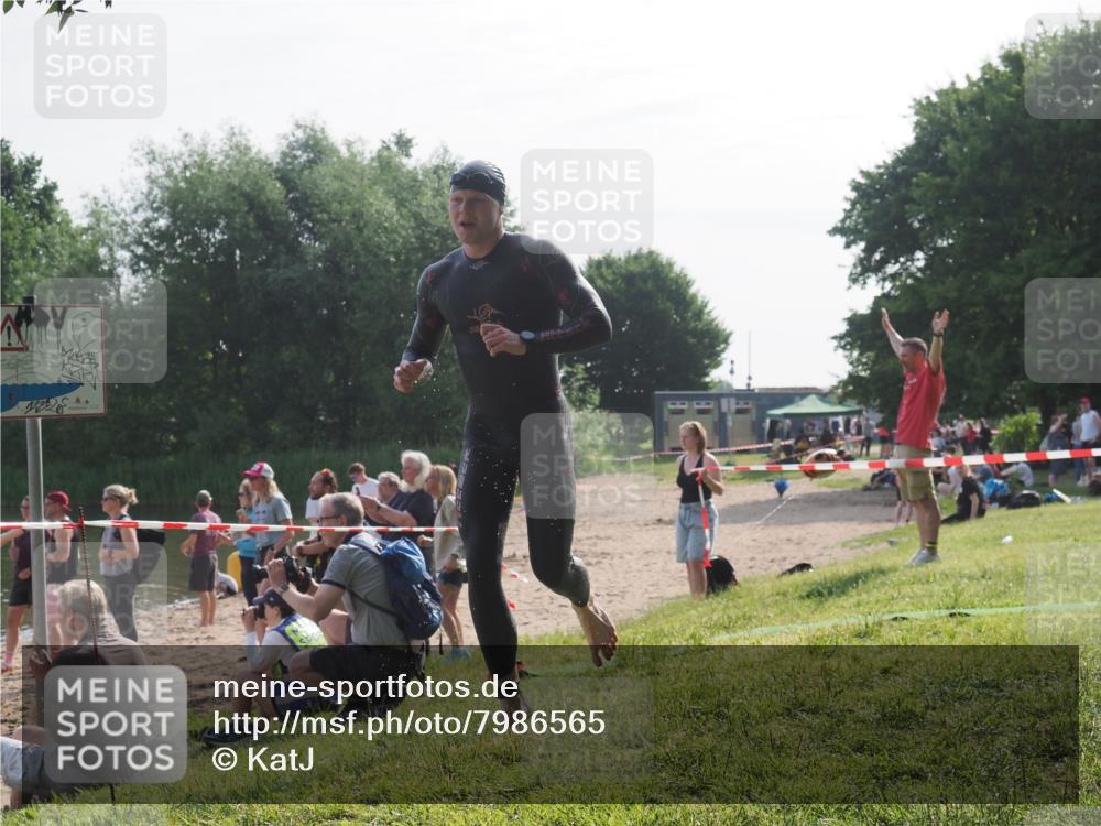 15.06.2025 - 27. Vierlanden-Triathlon KatJ http://msf.ph/oto/7986565 15.06.2025 09:01:51 Schwimmen 206, 242 meine-sportfotos.de