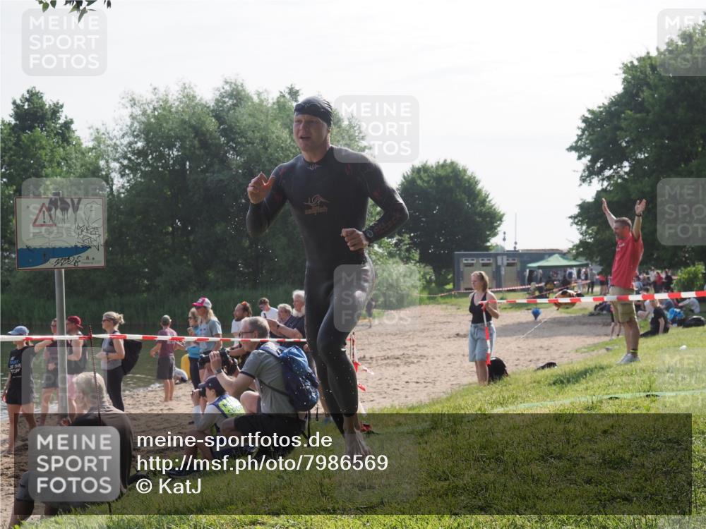 15.06.2025 - 27. Vierlanden-Triathlon KatJ http://msf.ph/oto/7986569 15.06.2025 09:01:51 Schwimmen 206, 242 meine-sportfotos.de
