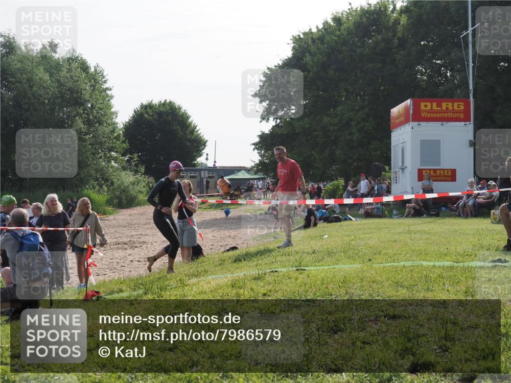 15.06.2025 - 27. Vierlanden-Triathlon KatJ http://msf.ph/oto/7986579 15.06.2025 09:01:55 Schwimmen 196, 206, 214, 242 meine-sportfotos.de
