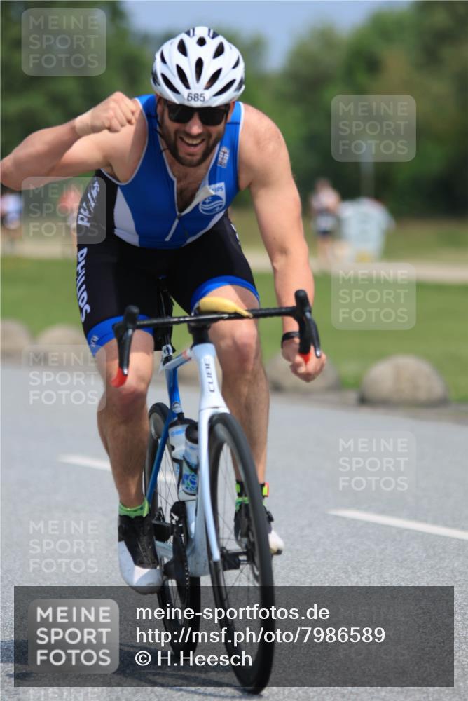 21.06.2025 - 27. Vierlanden-Triathlon H.Heesch http://msf.ph/oto/7986589 15.06.2025 11:34:14 Radfahren 685, 806 meine-sportfotos.de