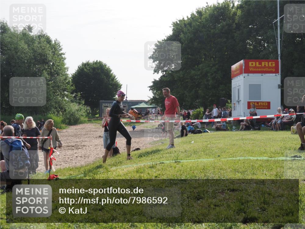 15.06.2025 - 27. Vierlanden-Triathlon KatJ http://msf.ph/oto/7986592 15.06.2025 09:01:55 Schwimmen 196, 206, 214, 242 meine-sportfotos.de