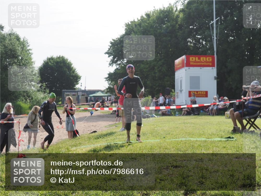 15.06.2025 - 27. Vierlanden-Triathlon KatJ http://msf.ph/oto/7986616 15.06.2025 09:01:56 Schwimmen 196, 206, 214, 242 meine-sportfotos.de