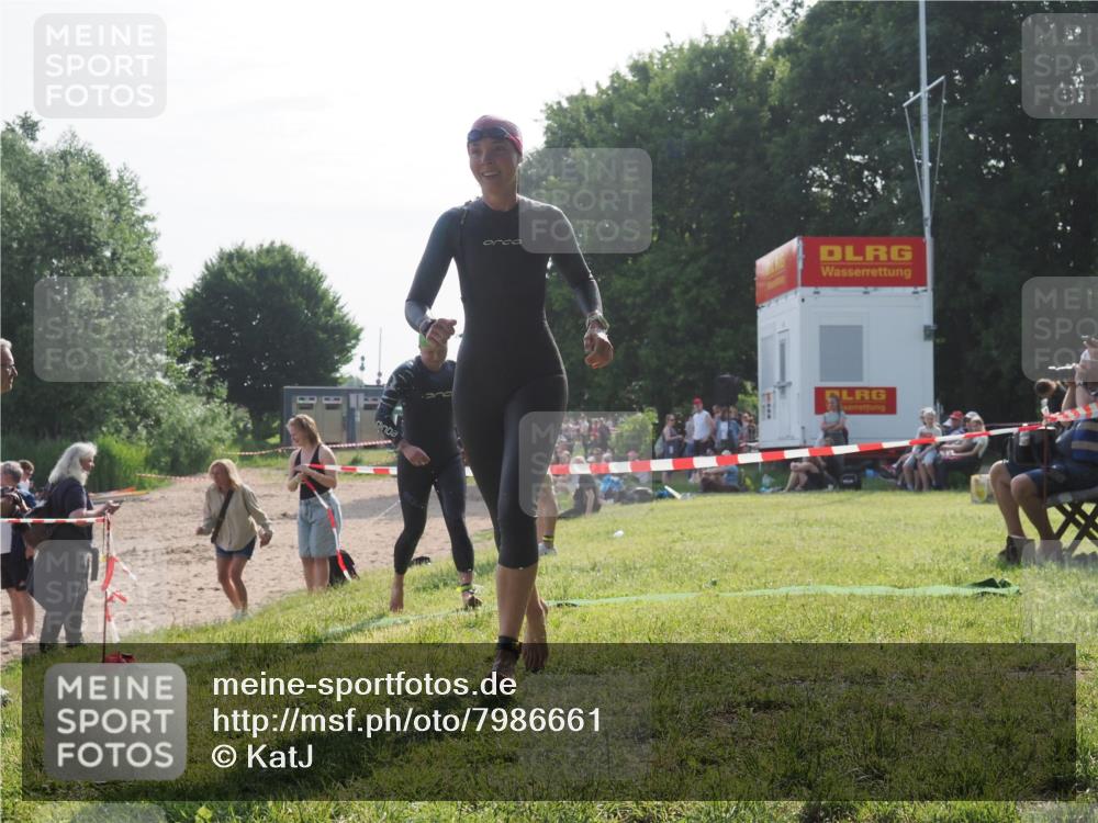 15.06.2025 - 27. Vierlanden-Triathlon KatJ http://msf.ph/oto/7986661 15.06.2025 09:01:58 Schwimmen 196, 206, 214, 242 meine-sportfotos.de