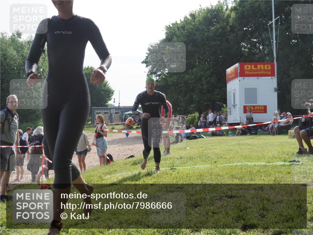 15.06.2025 - 27. Vierlanden-Triathlon KatJ http://msf.ph/oto/7986666 15.06.2025 09:01:59 Schwimmen 196, 206, 214, 242 meine-sportfotos.de