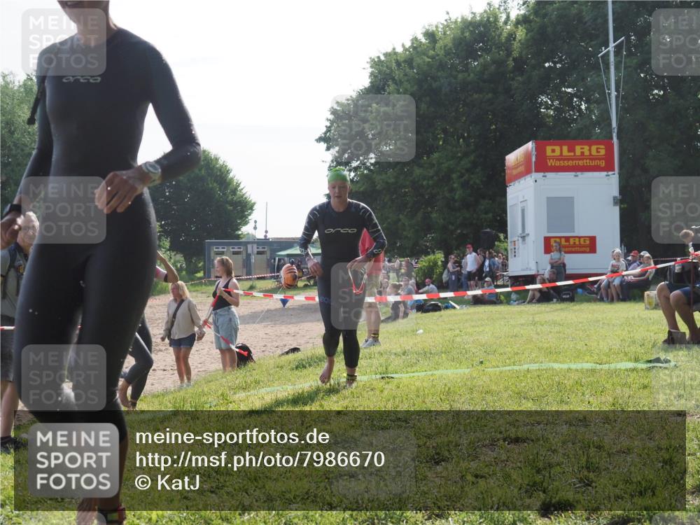 15.06.2025 - 27. Vierlanden-Triathlon KatJ http://msf.ph/oto/7986670 15.06.2025 09:01:59 Schwimmen 196, 206, 214, 242 meine-sportfotos.de