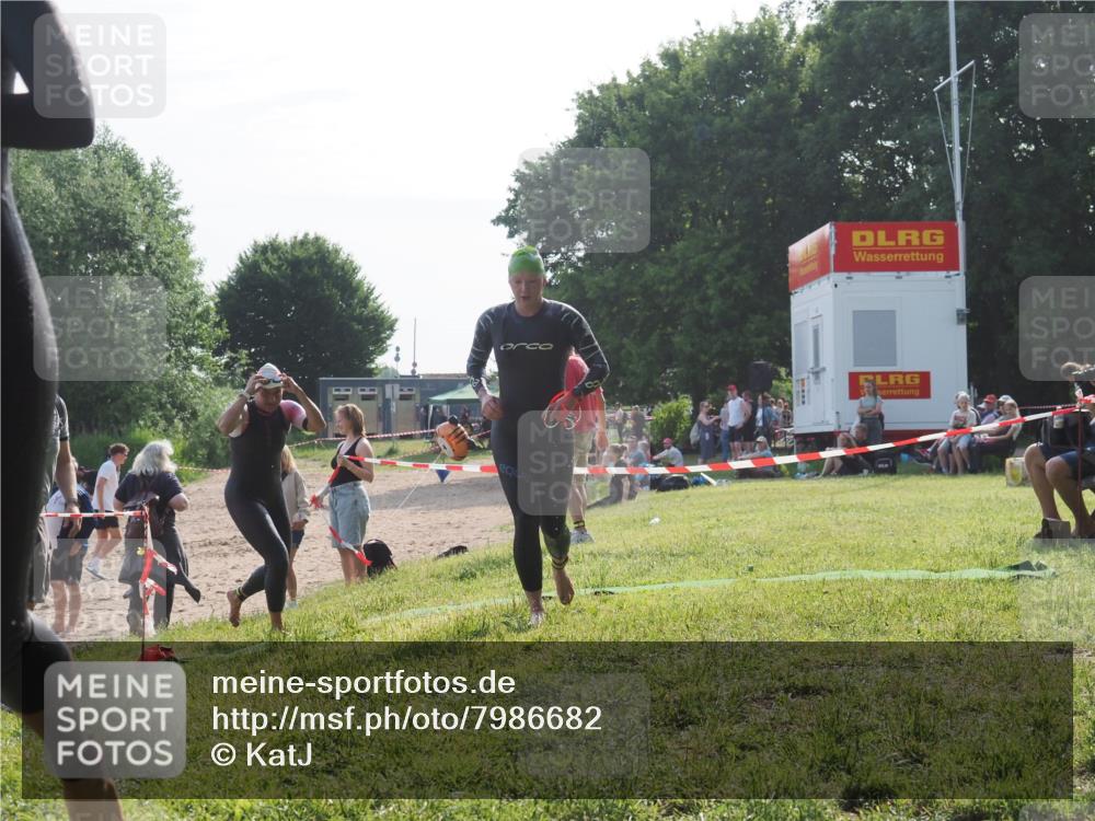 15.06.2025 - 27. Vierlanden-Triathlon KatJ http://msf.ph/oto/7986682 15.06.2025 09:01:59 Schwimmen 196, 206, 214, 242 meine-sportfotos.de