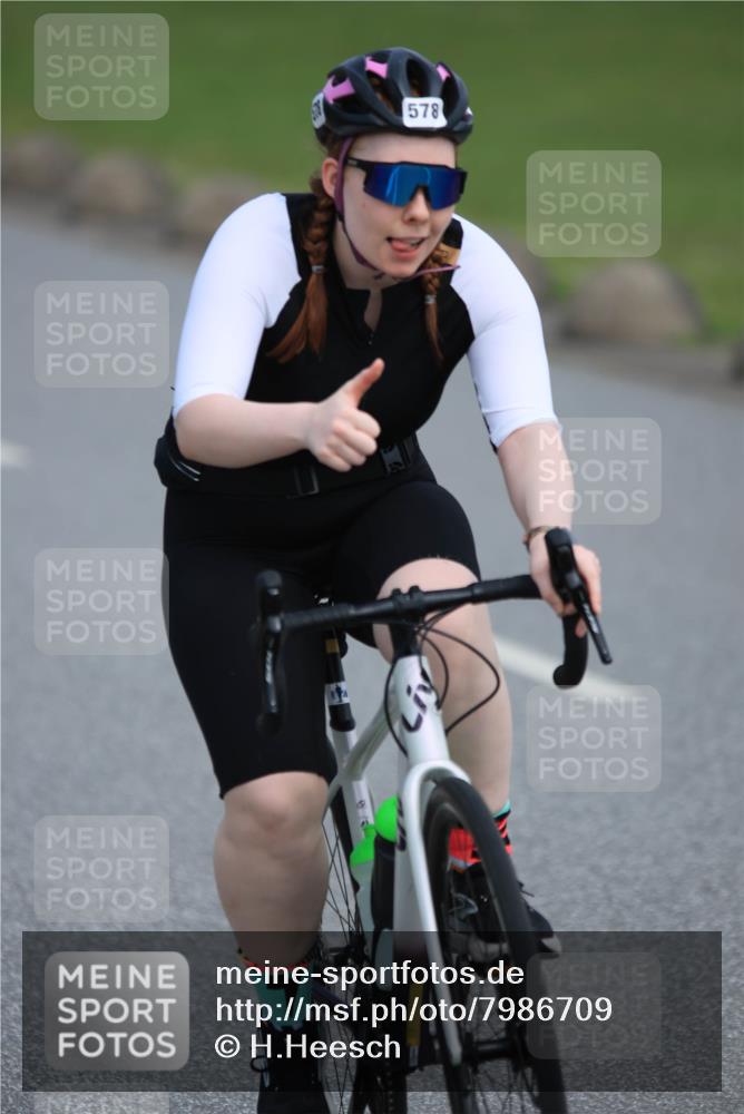 15.06.2025 - 27. Vierlanden-Triathlon H.Heesch http://msf.ph/oto/7986709 15.06.2025 11:12:41 Radfahren 500, 572, 578 meine-sportfotos.de